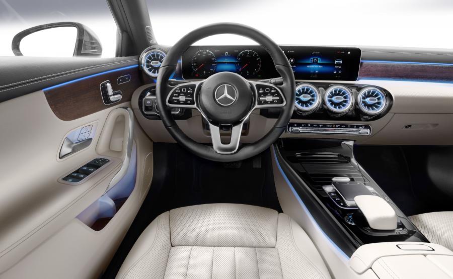 Торпедо Mercedes-Benz A-Class Sedan (V177) 2018 года  (WW) (фото 10 из 19)